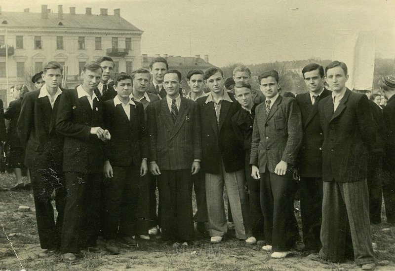 KKE 1322.jpg - Gimnazjum. Klasa IXd z wychowawcą (p. Surkow), Wilno, lata 50-te XX wieku.